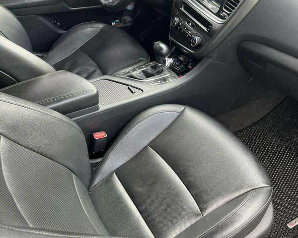 Серый Киа K5, объемом двигателя 2 л и пробегом 345 тыс. км за 8500 $, фото 5 на Automoto.ua