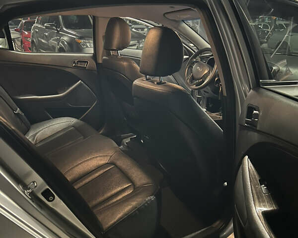 Серый Киа K5, объемом двигателя 2 л и пробегом 239 тыс. км за 8600 $, фото 14 на Automoto.ua