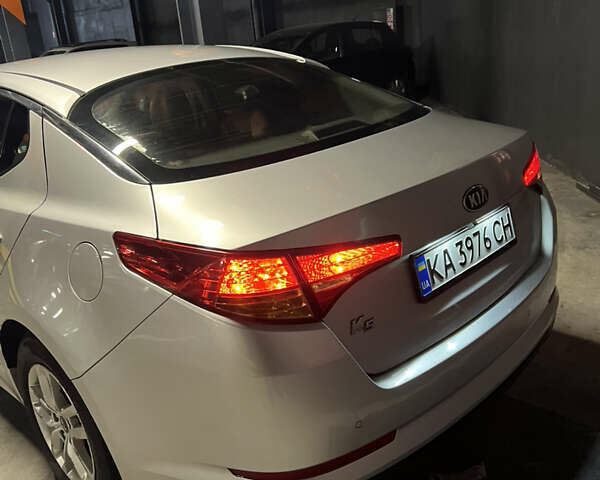 Серый Киа K5, объемом двигателя 2 л и пробегом 239 тыс. км за 8600 $, фото 5 на Automoto.ua