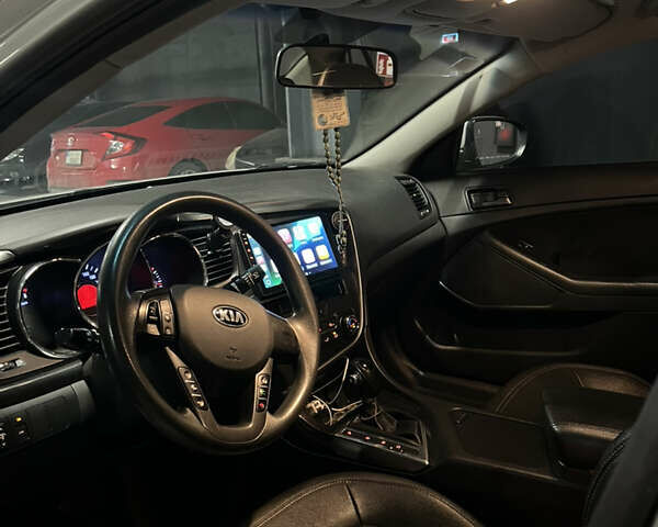 Серый Киа K5, объемом двигателя 2 л и пробегом 239 тыс. км за 8600 $, фото 9 на Automoto.ua