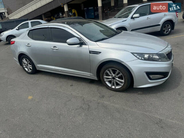 Серый Киа K5, объемом двигателя 2 л и пробегом 285 тыс. км за 8000 $, фото 2 на Automoto.ua