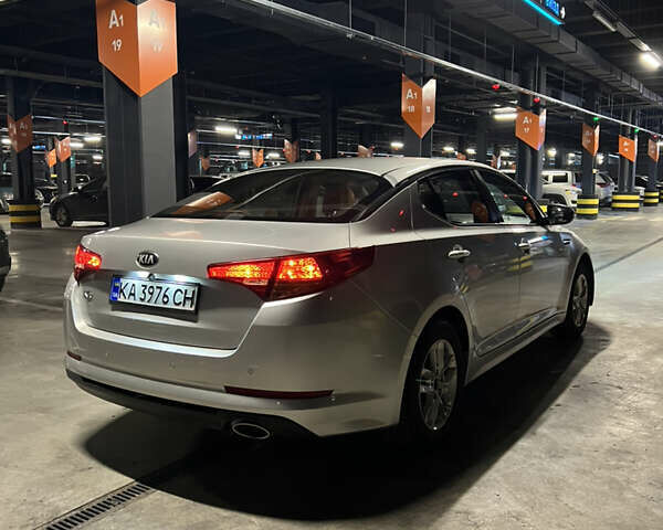 Серый Киа K5, объемом двигателя 2 л и пробегом 239 тыс. км за 8600 $, фото 7 на Automoto.ua