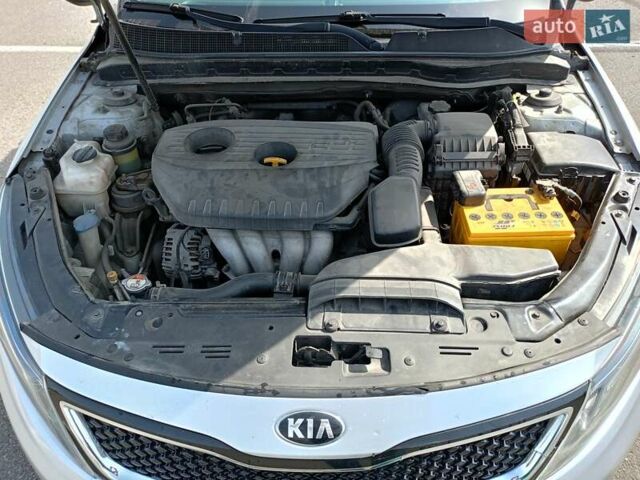 Серый Киа K5, объемом двигателя 2 л и пробегом 300 тыс. км за 8222 $, фото 12 на Automoto.ua