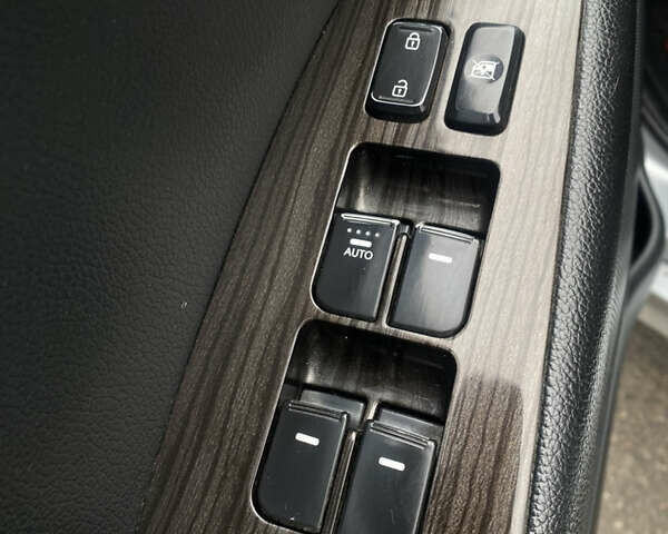 Серый Киа K5, объемом двигателя 2 л и пробегом 363 тыс. км за 8750 $, фото 11 на Automoto.ua