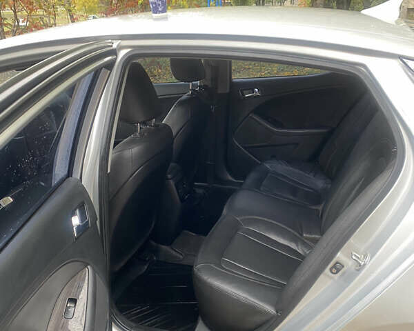 Серый Киа K5, объемом двигателя 2 л и пробегом 370 тыс. км за 8300 $, фото 11 на Automoto.ua