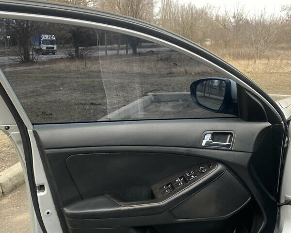 Серый Киа K5, объемом двигателя 2 л и пробегом 363 тыс. км за 8750 $, фото 10 на Automoto.ua