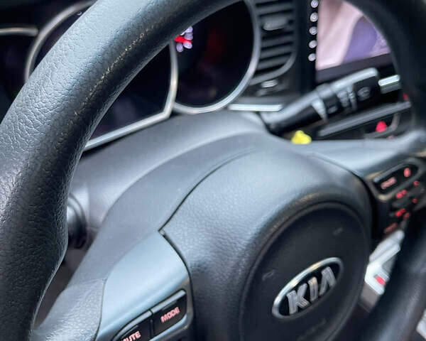 Серый Киа K5, объемом двигателя 2 л и пробегом 168 тыс. км за 10300 $, фото 5 на Automoto.ua