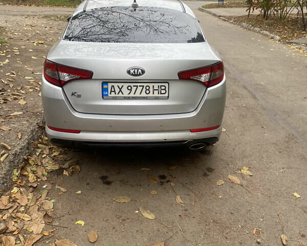 Серый Киа K5, объемом двигателя 2 л и пробегом 370 тыс. км за 8300 $, фото 4 на Automoto.ua