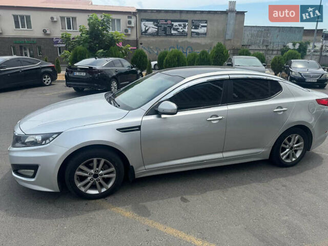 Серый Киа K5, объемом двигателя 2 л и пробегом 285 тыс. км за 8000 $, фото 3 на Automoto.ua