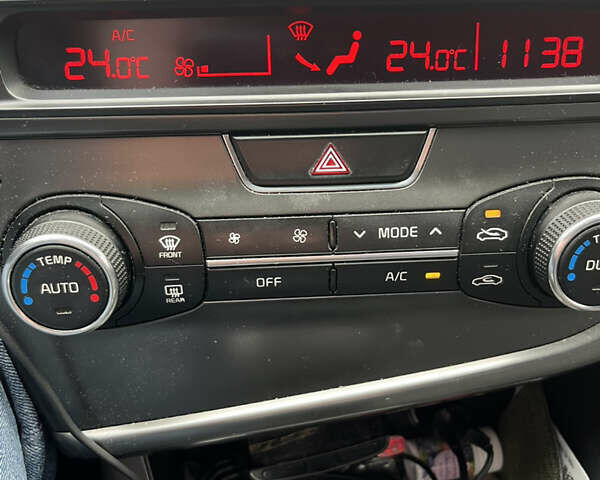 Серый Киа K5, объемом двигателя 2 л и пробегом 345 тыс. км за 8500 $, фото 10 на Automoto.ua