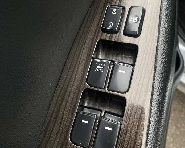 Серый Киа K5, объемом двигателя 2 л и пробегом 363 тыс. км за 7800 $, фото 19 на Automoto.ua