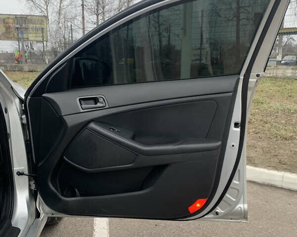 Серый Киа K5, объемом двигателя 2 л и пробегом 241 тыс. км за 8800 $, фото 27 на Automoto.ua