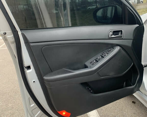Серый Киа K5, объемом двигателя 2 л и пробегом 241 тыс. км за 8800 $, фото 11 на Automoto.ua