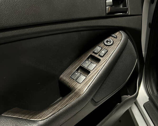Серый Киа K5, объемом двигателя 2 л и пробегом 239 тыс. км за 8600 $, фото 12 на Automoto.ua