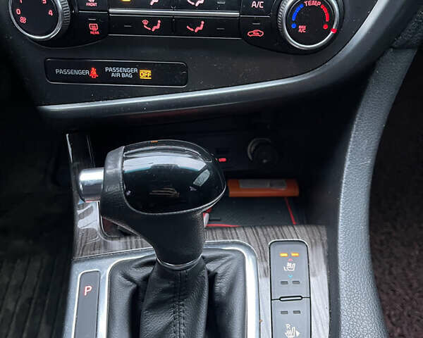 Серый Киа K5, объемом двигателя 2 л и пробегом 168 тыс. км за 10300 $, фото 15 на Automoto.ua