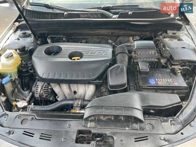 Серый Киа K5, объемом двигателя 2 л и пробегом 186 тыс. км за 8200 $, фото 4 на Automoto.ua