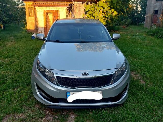 Серый Киа K5, объемом двигателя 2 л и пробегом 237 тыс. км за 9000 $, фото 2 на Automoto.ua
