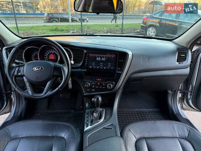 Серый Киа K5, объемом двигателя 2 л и пробегом 400 тыс. км за 8499 $, фото 12 на Automoto.ua
