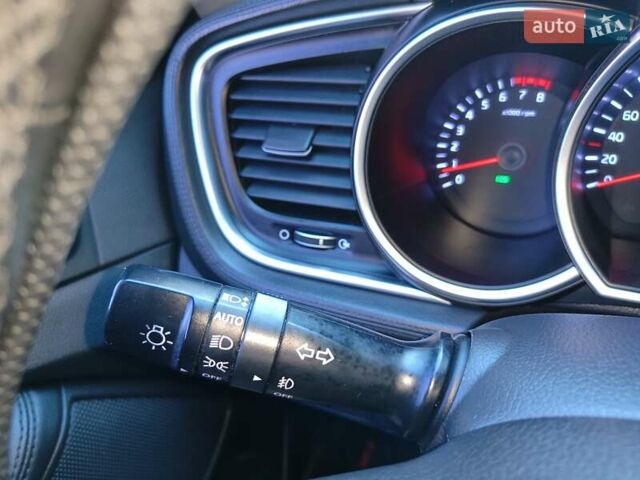 Серый Киа K5, объемом двигателя 2 л и пробегом 202 тыс. км за 12300 $, фото 17 на Automoto.ua