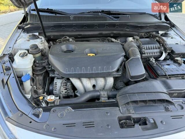 Серый Киа K5, объемом двигателя 2 л и пробегом 248 тыс. км за 9200 $, фото 4 на Automoto.ua