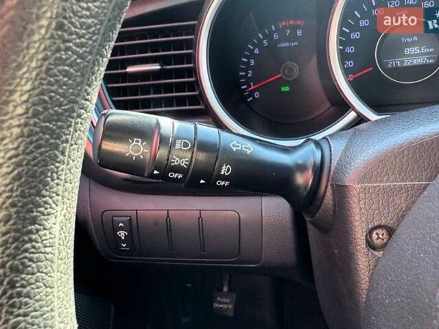 Сірий Кіа K5, об'ємом двигуна 2 л та пробігом 225 тис. км за 9490 $, фото 15 на Automoto.ua