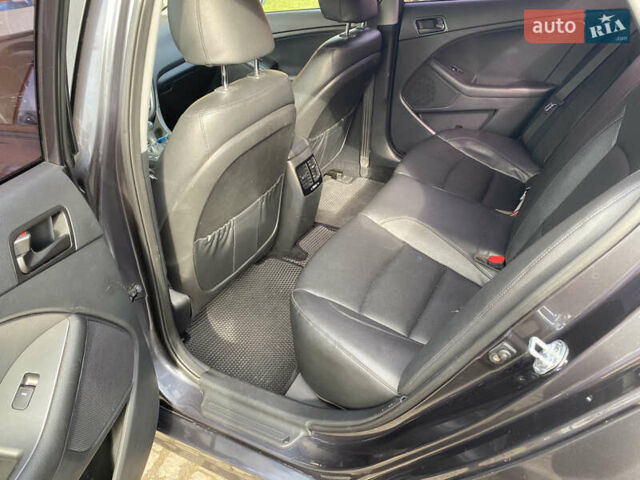 Серый Киа K5, объемом двигателя 2 л и пробегом 208 тыс. км за 10550 $, фото 7 на Automoto.ua