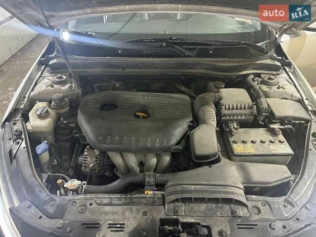 Серый Киа K5, объемом двигателя 2 л и пробегом 304 тыс. км за 8000 $, фото 26 на Automoto.ua