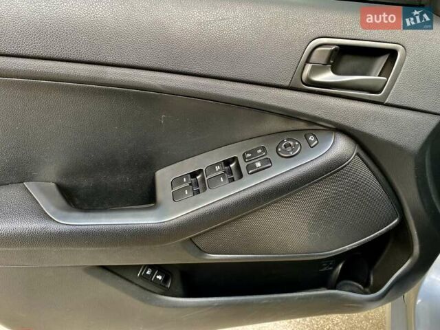 Серый Киа K5, объемом двигателя 2 л и пробегом 115 тыс. км за 10300 $, фото 18 на Automoto.ua