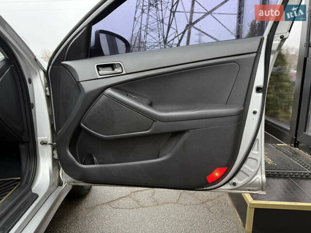 Серый Киа K5, объемом двигателя 2 л и пробегом 185 тыс. км за 8800 $, фото 21 на Automoto.ua