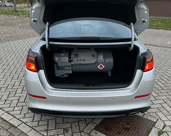 Серый Киа K5, объемом двигателя 2 л и пробегом 245 тыс. км за 9100 $, фото 2 на Automoto.ua