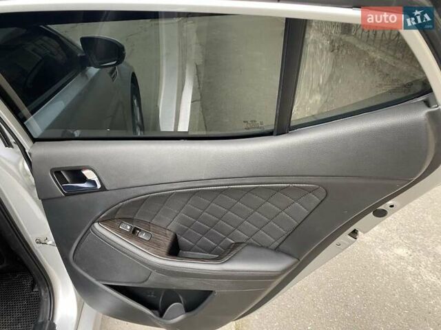 Серый Киа K5, объемом двигателя 2 л и пробегом 238 тыс. км за 10800 $, фото 1 на Automoto.ua