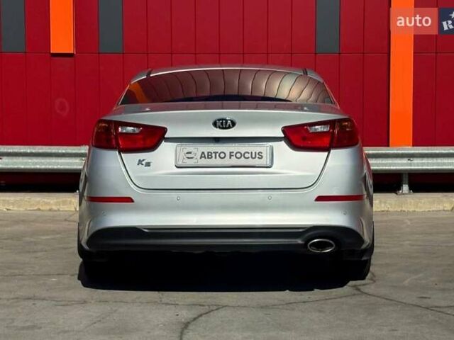 Сірий Кіа K5, об'ємом двигуна 2 л та пробігом 225 тис. км за 9490 $, фото 6 на Automoto.ua