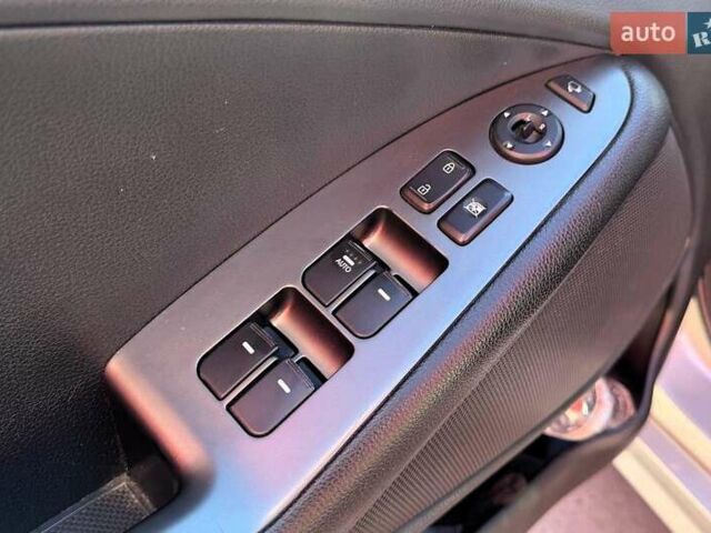 Сірий Кіа K5, об'ємом двигуна 2 л та пробігом 225 тис. км за 9490 $, фото 20 на Automoto.ua