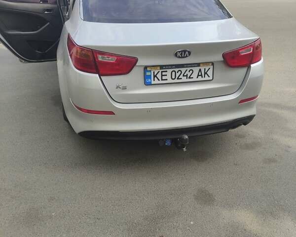 Серый Киа K5, объемом двигателя 2 л и пробегом 220 тыс. км за 9999 $, фото 5 на Automoto.ua