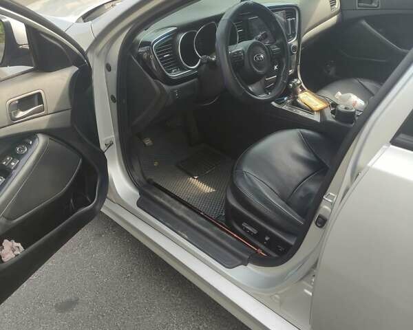 Серый Киа K5, объемом двигателя 2 л и пробегом 220 тыс. км за 9999 $, фото 2 на Automoto.ua