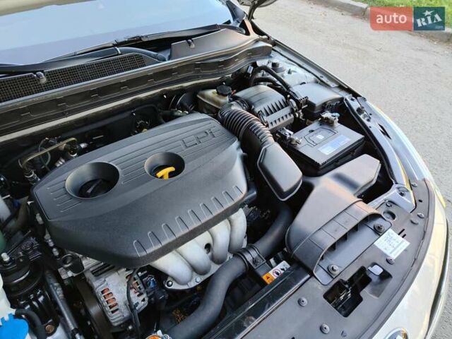 Серый Киа K5, объемом двигателя 2 л и пробегом 202 тыс. км за 12300 $, фото 53 на Automoto.ua