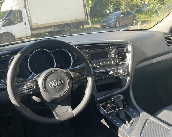 Серый Киа K5, объемом двигателя 2 л и пробегом 394 тыс. км за 10000 $, фото 5 на Automoto.ua