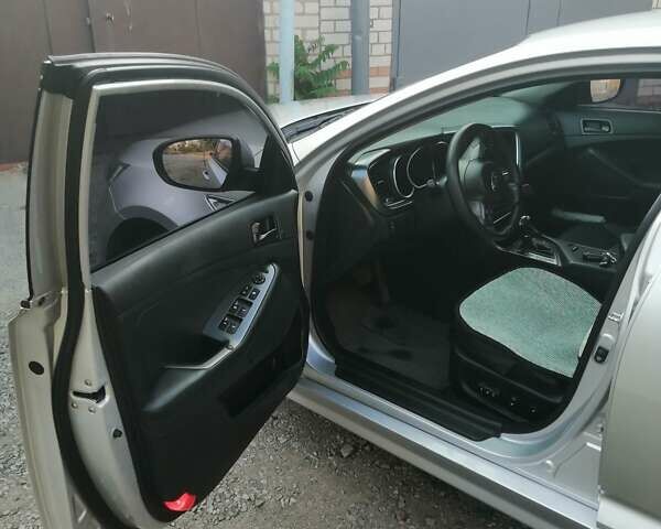 Серый Киа K5, объемом двигателя 2 л и пробегом 365 тыс. км за 8700 $, фото 4 на Automoto.ua
