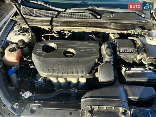 Серый Киа K5, объемом двигателя 2 л и пробегом 246 тыс. км за 7600 $, фото 13 на Automoto.ua