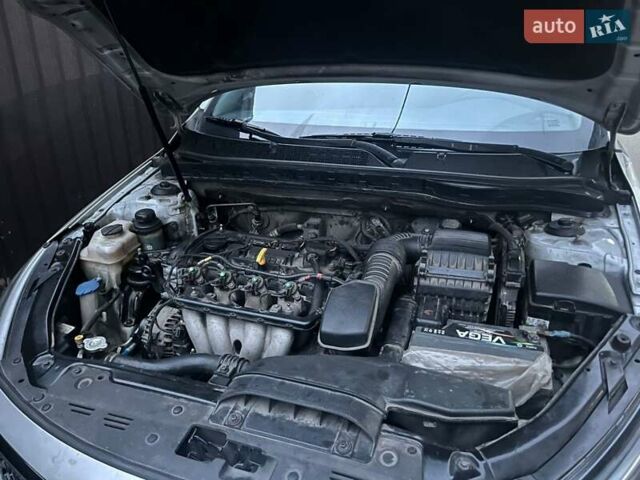 Серый Киа K5, объемом двигателя 2 л и пробегом 230 тыс. км за 8700 $, фото 8 на Automoto.ua