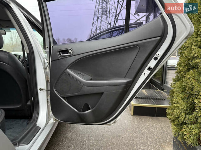 Серый Киа K5, объемом двигателя 2 л и пробегом 185 тыс. км за 8800 $, фото 18 на Automoto.ua