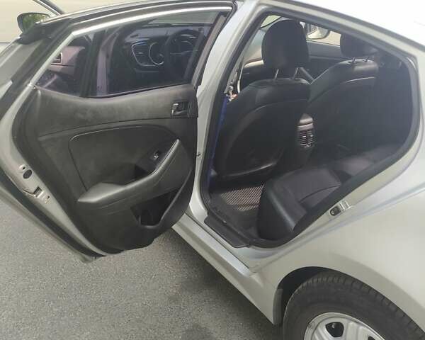 Серый Киа K5, объемом двигателя 2 л и пробегом 220 тыс. км за 9999 $, фото 1 на Automoto.ua