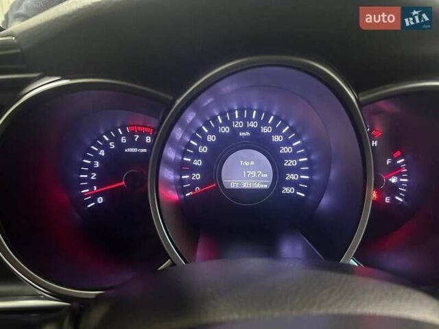 Серый Киа K5, объемом двигателя 2 л и пробегом 304 тыс. км за 8000 $, фото 21 на Automoto.ua