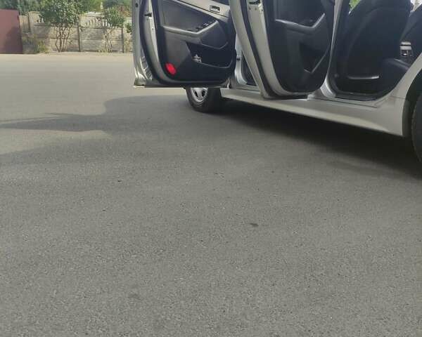 Серый Киа K5, объемом двигателя 2 л и пробегом 220 тыс. км за 9999 $, фото 4 на Automoto.ua