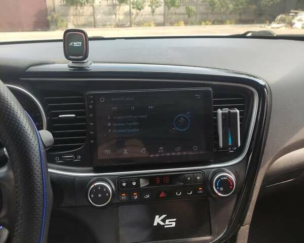 Серый Киа K5, объемом двигателя 2 л и пробегом 220 тыс. км за 9999 $, фото 8 на Automoto.ua