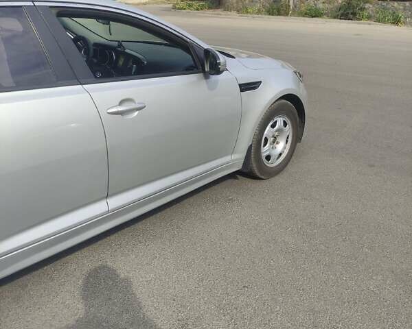 Серый Киа K5, объемом двигателя 2 л и пробегом 220 тыс. км за 9999 $, фото 3 на Automoto.ua