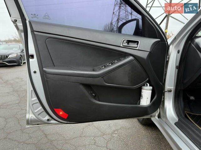 Серый Киа K5, объемом двигателя 2 л и пробегом 185 тыс. км за 8800 $, фото 13 на Automoto.ua