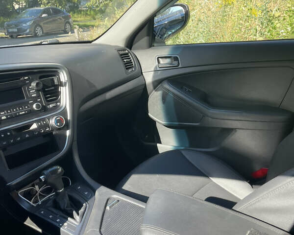 Серый Киа K5, объемом двигателя 2 л и пробегом 394 тыс. км за 10000 $, фото 9 на Automoto.ua