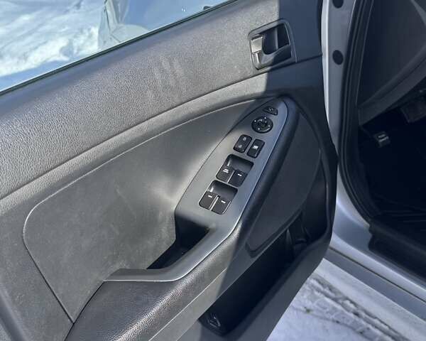 Серый Киа K5, объемом двигателя 2 л и пробегом 451 тыс. км за 7898 $, фото 27 на Automoto.ua