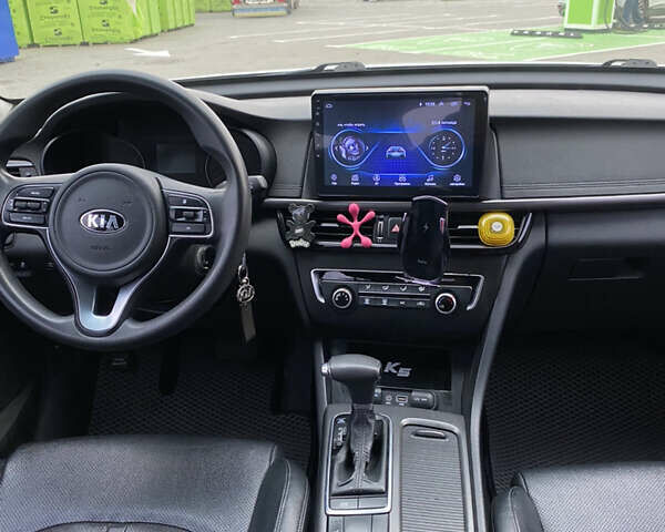 Серый Киа K5, объемом двигателя 2 л и пробегом 350 тыс. км за 10300 $, фото 12 на Automoto.ua